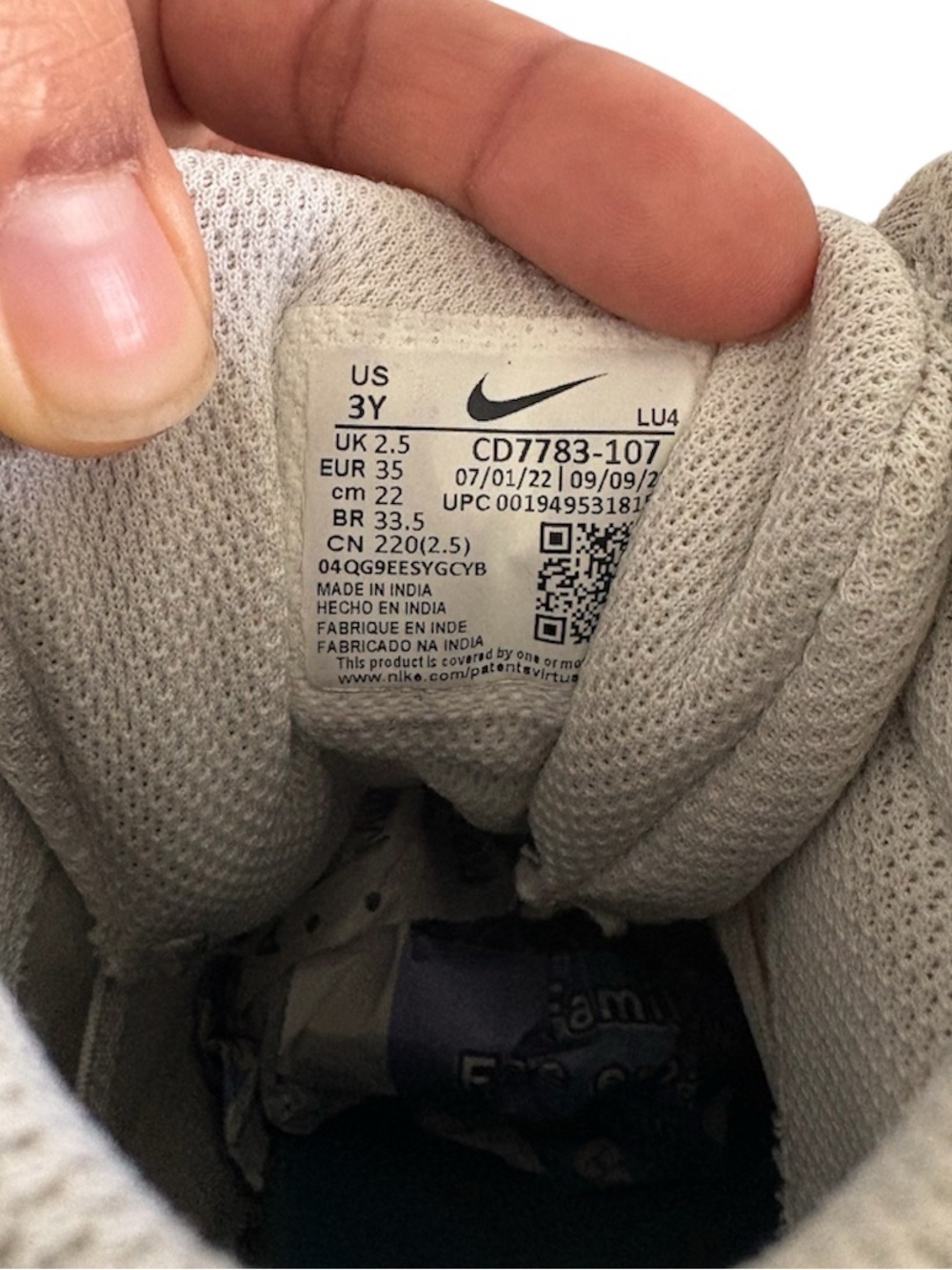 Nike Kids Sneakers in Navy and White - Picture 6 of 7